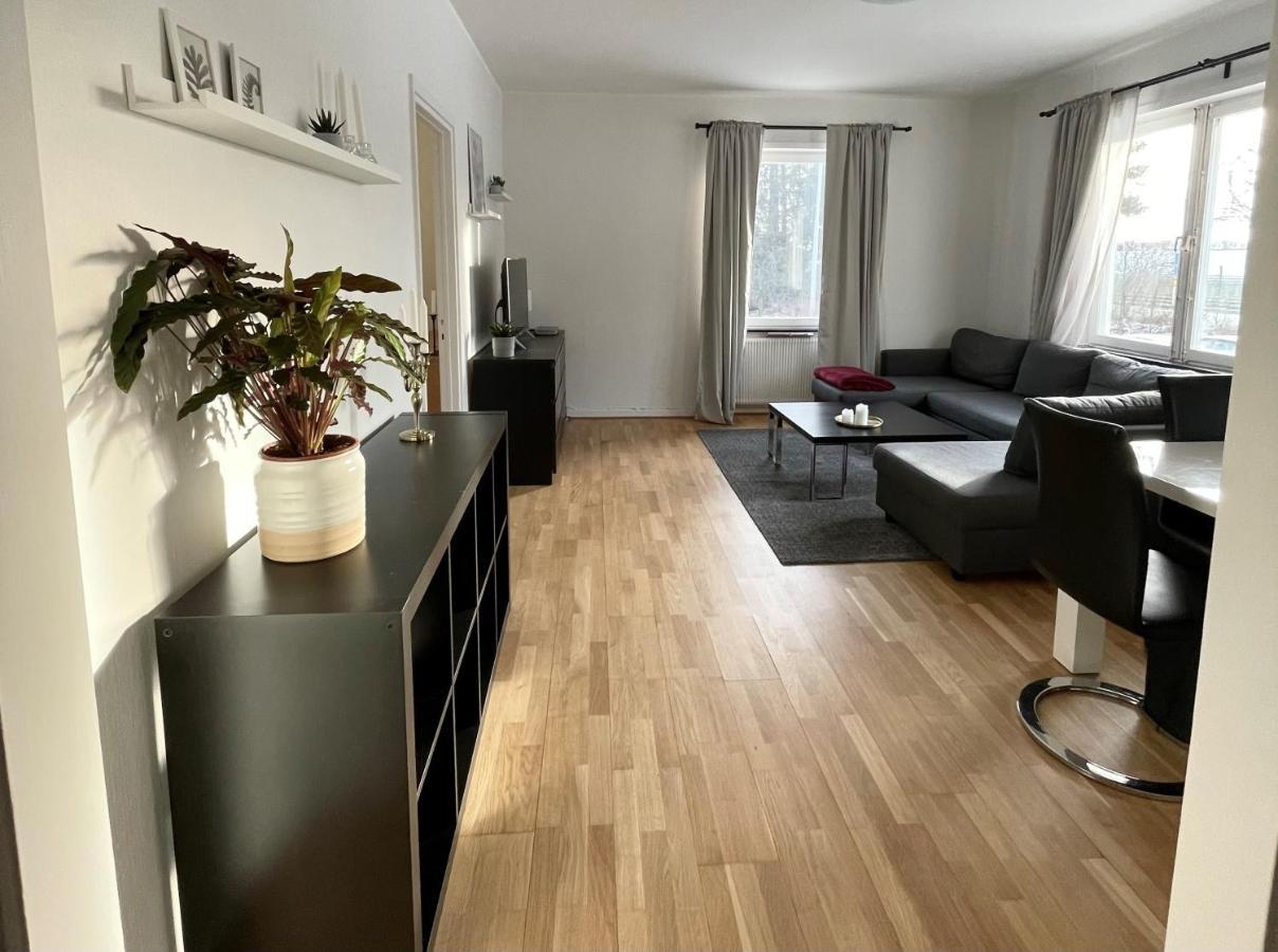 Trivsamma Lagenheter Med Fri Parkering Appartamento Stoccolma Esterno foto